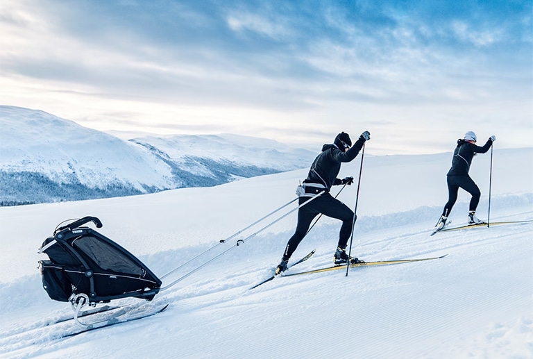 thule_chariot_with_skiis_lifestyle1 thule chariot with skiis lifestyle1